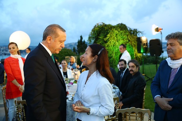 Cumhurbaşkanı Recep Tayyip Erdoğan, İstanbul'da sanatçı ve sporcularla birlikte iftar yaptı. İftara Türkiye'nin yakından tanıdığı birçok isim katıldı. ,zi5X7GjPdEiNPiYzbovXYg