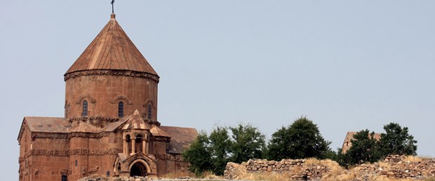 Deprem Akdamar’ı da çatlattı