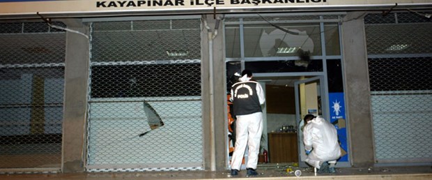 Diyarbakır'da AKP'ye molotoflu saldırı