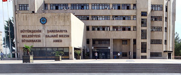 Diyarbakır'da belediye binasına taşlı saldırı