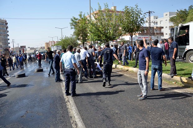 Şanlıurfa Siverek ilçesinde döner bıçaklı bir kişi, gerginliğe neden oldu. ,1MAPmHjlDky9O6egcz1N7Q