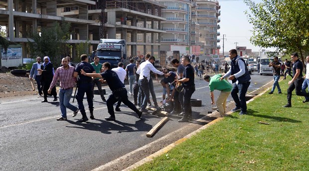 Şanlıurfa Siverek ilçesinde döner bıçaklı bir kişi, gerginliğe neden oldu. ,D65pK8lgu0SlJlTMPMPQjw