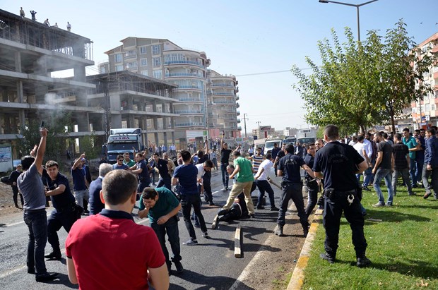 Şanlıurfa Siverek ilçesinde döner bıçaklı bir kişi, gerginliğe neden oldu. ,PY6n4eq9fkaF92U_pOxAJQ