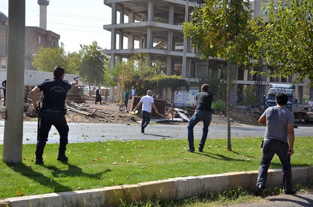 Şanlıurfa Siverek ilçesinde döner bıçaklı bir kişi, gerginliğe neden oldu. ,p1rd7JTVeUiLtiLbBXsXyw