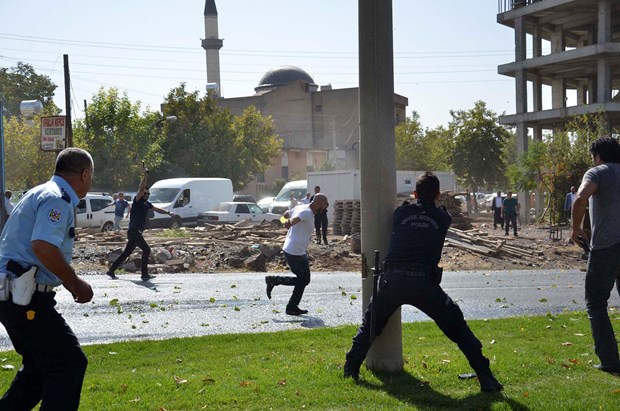 Şanlıurfa Siverek ilçesinde döner bıçaklı bir kişi, gerginliğe neden oldu. ,ylja78FGK0eu2uwtwbyKPw