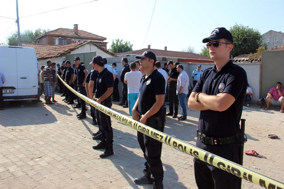 Edirne'de bir kişi, ağabeyi ve 3 yeğenini baltayla öldürdü. Cesetleri parçalara ayırdıktan sonra yakmak isteyen zanlı, mahallelinin yangın ihbarı üzerine olay yerine gelen polis ekipleri tarafından yakalanarak gözaltına alındı. 98d4efa0-eb5e-449d-a423-85b4d0690ae5,GzyIHlMur0KnpYT0eVQ1sg