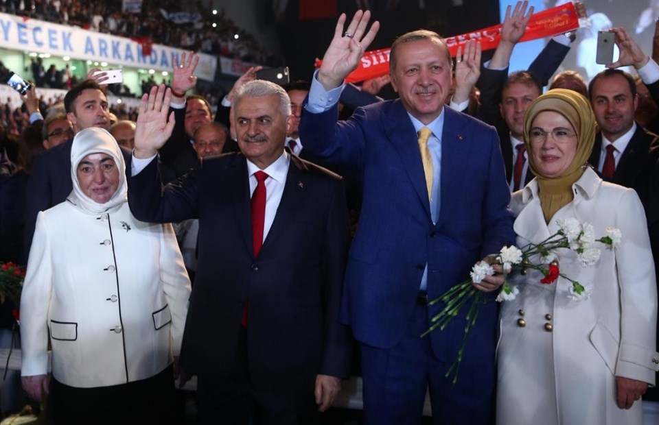 Salona birlikte giren Erdoğan ve Yıldırım partilileri selamladı.