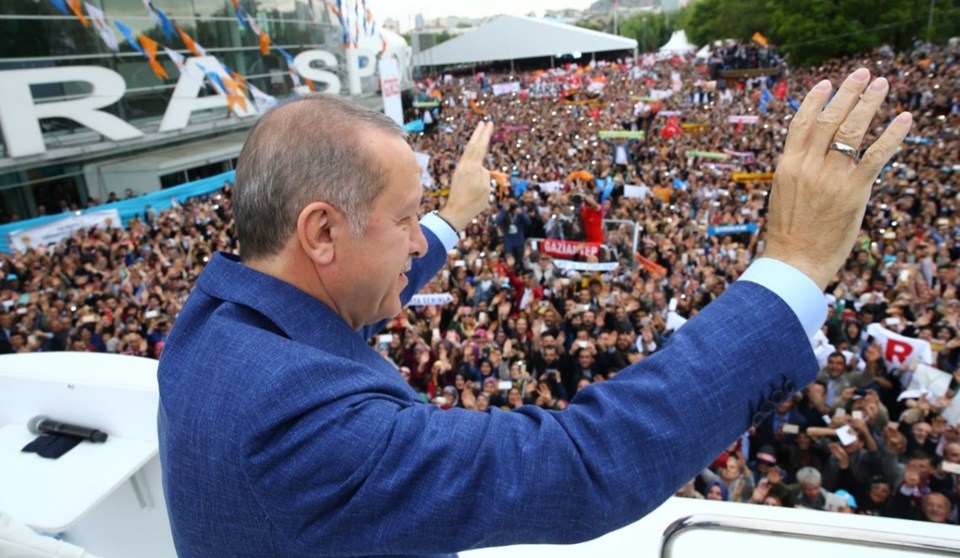 Cumhurbaşkanı Erdoğan kongre salonu önünde toplananlara seslendi.