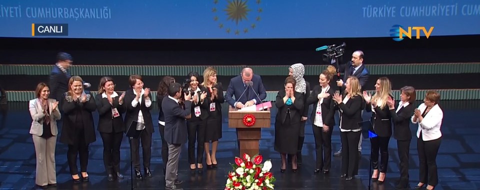 Cumhurbaşkanı Erdoğan, konuşmasının sonunda, "güzellik uzmanlarının tıbbi cihaz kapsamına girmeyen cihaları kullanarak tıbbi amaçlı
olmayan işlemleri yapabilmesi ve bu uzmanların sahip olması gereken belgeleri düzenleyen Bakanlar Kurulu kararını" imzaldı. O esnada meslek
temsilcileri de sahnedeydi.