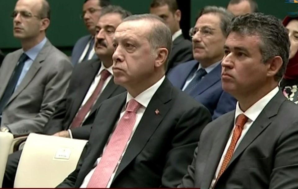Erdoğan ve Feyzioğlu, 2014 yılında Danıştay'ın kuruluş yıldönümü toplantısında yaşanan gerilimin ardından ilk kez bir araya geldi. İki yıl önce Danıştay'ın kuruluş yıldönümü töreninde, Feyzioğlu'nun konuşmasının uzamasına Cumhurbaşkanı Erdoğan tepki göstermiş ve toplantıyı terketmişti.