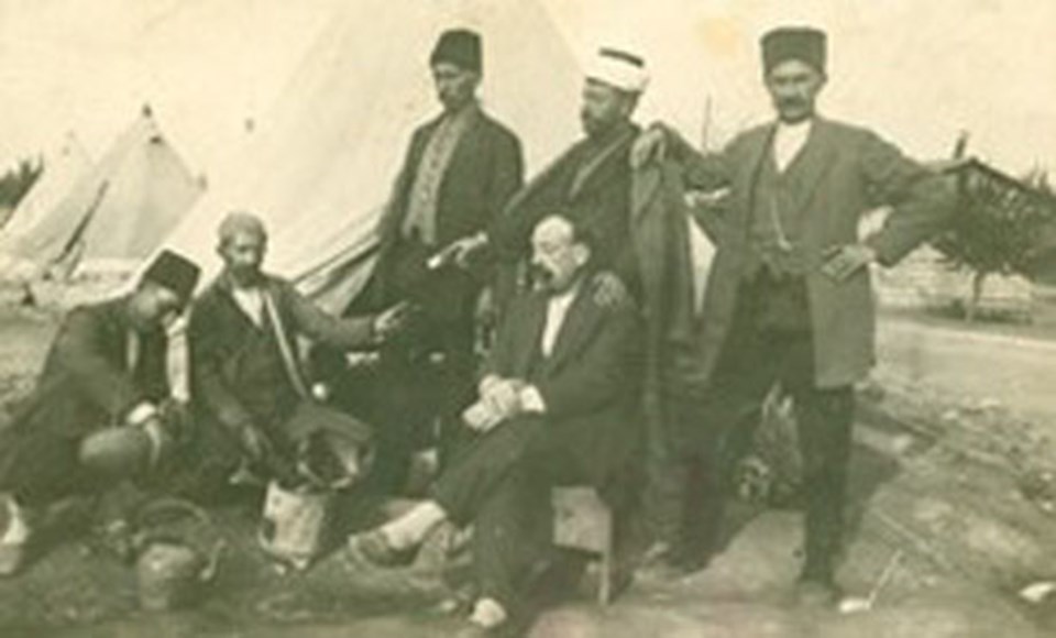 Ahmet İnsel'in aile albümünden. (Dedesi yunanistan'da esir kampında, soldan üçüncü)