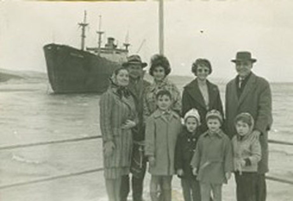 Ahmet İnsel'in aile albümünden. (Kilyos'ta karaya oturan gemi gezmesi, 1964)