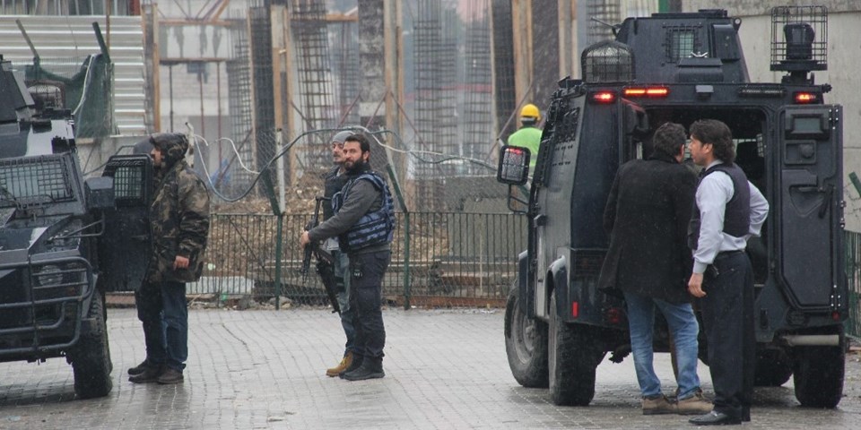 Yaklasık 6 aydır ayrı yaşadığı karısıyla konuşabilmek için kendisini 10 yaşındaki oğluyla eve kilitleyen kişi, polis tarafından ikna edildi. 61fd2cee-4e0f-4f29-a2bf-e8510e1ae0b3,iHcB3nlnOE-ufBvvXyIqPA