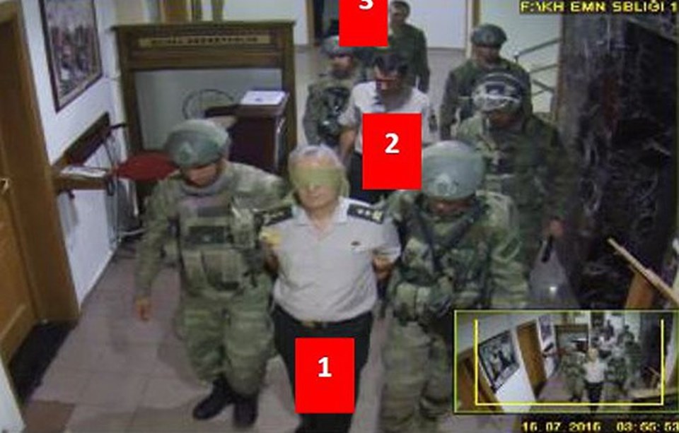 Eski Tümgeneral Baki Kavun, darbe girişiminin başarısızlığa uğradığının anlaşıldığı, saat 03.55'te darbeci askerlerce götürülürken