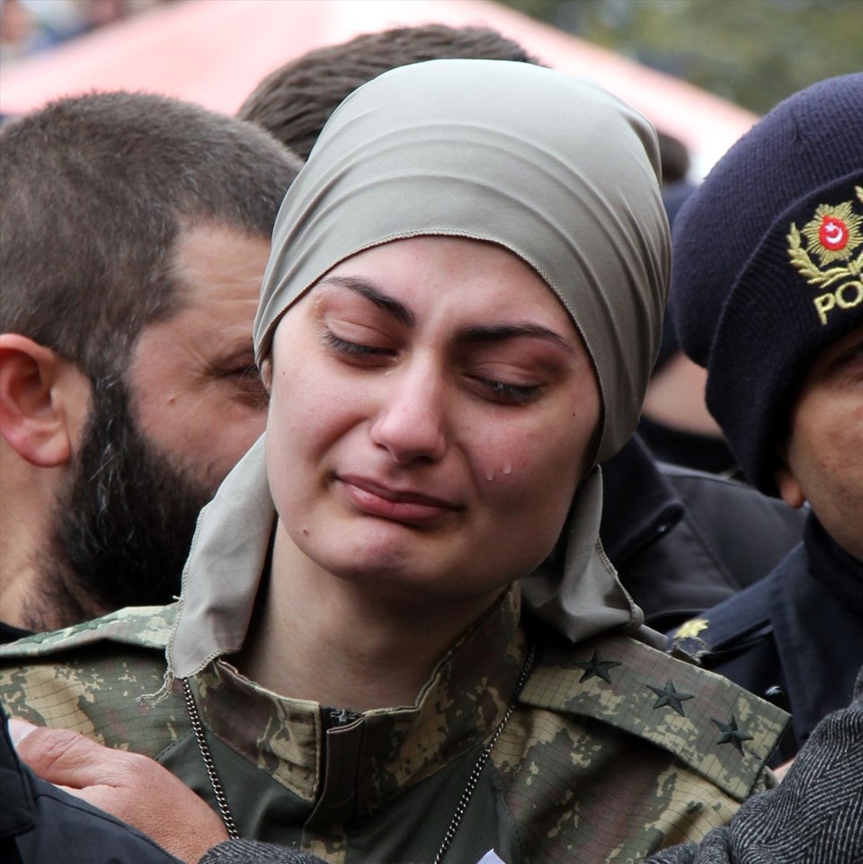 Gaziantep'te tedavi gördüğü hastanede şehit olan sözleşmeli er Mehmet Ünal'ın cenazesi, memleketi Yozgat'ta son yolculuğuna uğurlandı. 20161227-2-20972352-17449198-web,VU3x1yvW5Uuufq18jjBuhw