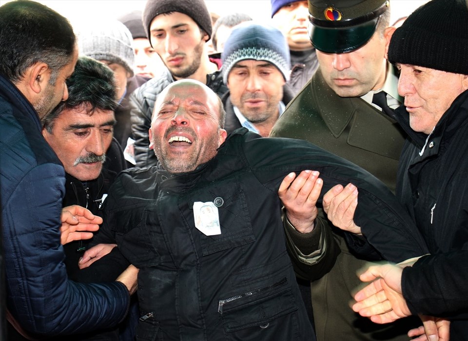 Gaziantep'te tedavi gördüğü hastanede şehit olan sözleşmeli er Mehmet Ünal'ın cenazesi, memleketi Yozgat'ta son yolculuğuna uğurlandı. 20161227-2-20972352-17449207-web,2-b02NeyQECxG7HgdTMXOg