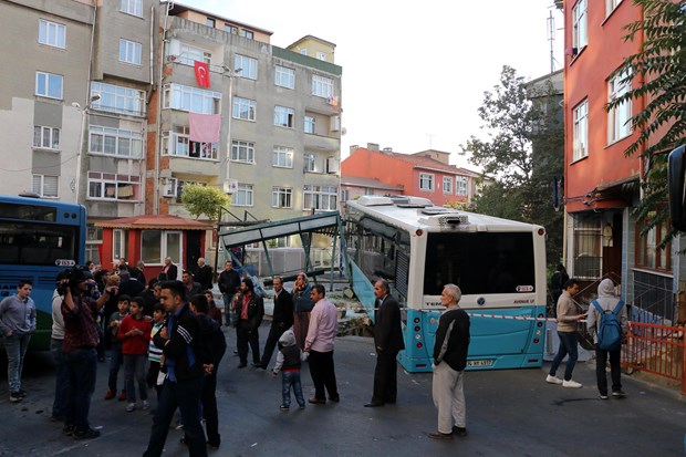 Kağıthane'de park halindeki otobüs henüz belirlenemeyen bir nedenle hareket ederek çocuk parkına girdi. Olayda şans eseri ölen ya da yaralanan olmadı. ,5OAN7Y2DZEuvsV1XugeulQ