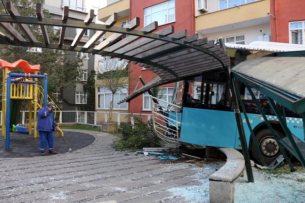 Kağıthane'de park halindeki otobüs henüz belirlenemeyen bir nedenle hareket ederek çocuk parkına girdi. Olayda şans eseri ölen ya da yaralanan olmadı. ,SAKtNvgs80iDXMj7xXD5fw