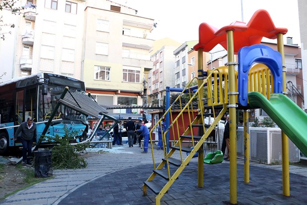 Kağıthane'de park halindeki otobüs henüz belirlenemeyen bir nedenle hareket ederek çocuk parkına girdi. Olayda şans eseri ölen ya da yaralanan olmadı. ,jxMgfIWdRUW0U0Mng7RjKw