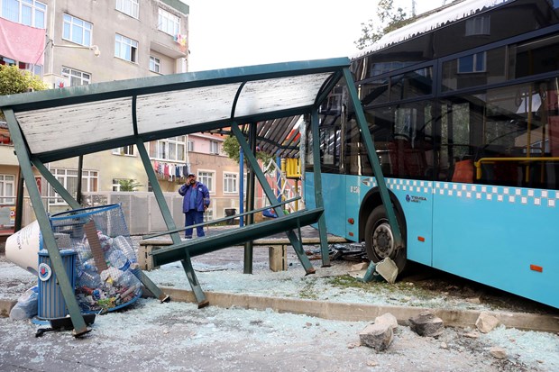 Kağıthane'de park halindeki otobüs henüz belirlenemeyen bir nedenle hareket ederek çocuk parkına girdi. Olayda şans eseri ölen ya da yaralanan olmadı. ,zPhX9u_ZFkC_dlEan9Ya_Q