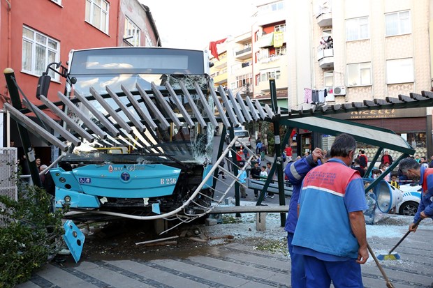 Kağıthane'de park halindeki otobüs henüz belirlenemeyen bir nedenle hareket ederek çocuk parkına girdi. Olayda şans eseri ölen ya da yaralanan olmadı. Otobus-cocuk-parkina-girdi,QYQwl7FwbUWc9MZXAqFS0g