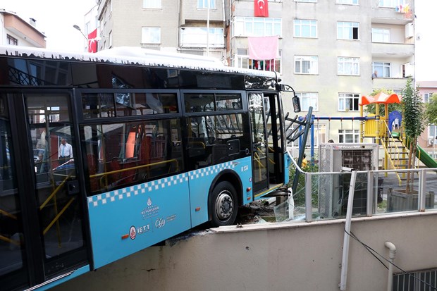 Kağıthane'de park halindeki otobüs henüz belirlenemeyen bir nedenle hareket ederek çocuk parkına girdi. Olayda şans eseri ölen ya da yaralanan olmadı. Sans-eseri-olen-ya-da-yaralanan-olmadi,-OsRSLNhTEq717g4LH_OyQ