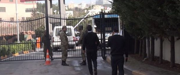 Harp Akademileri'nde bıçaklı saldırgan paniği