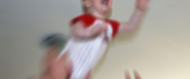 Havaya atılan bebeği pervane yaraladı