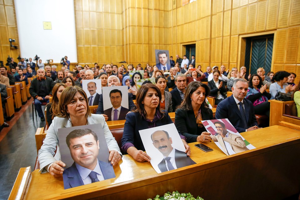 Grup toplantısında partililer tutuklanan milletvekillerinin fotoğraflarını basın mensuplarına gösterdi.