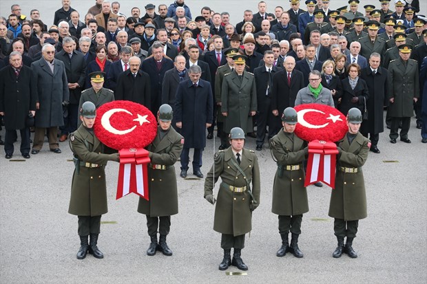 Cumhurbaşkanı İsmet İnönü, ölümünün 43. yılında Anıtkabir'deki mezarı başında törenle anıldı. ,5ZV3gy_cQkCi5op2IgHwdg