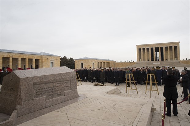 Cumhurbaşkanı İsmet İnönü, ölümünün 43. yılında Anıtkabir'deki mezarı başında törenle anıldı. ,7vbTtLuBBkCQSQ5WbjcEyg