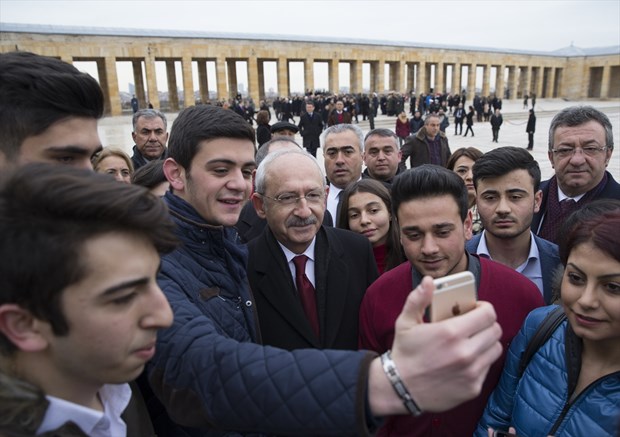 Cumhurbaşkanı İsmet İnönü, ölümünün 43. yılında Anıtkabir'deki mezarı başında törenle anıldı. ,B5KRXtUomEyhNsnPu-YDrA