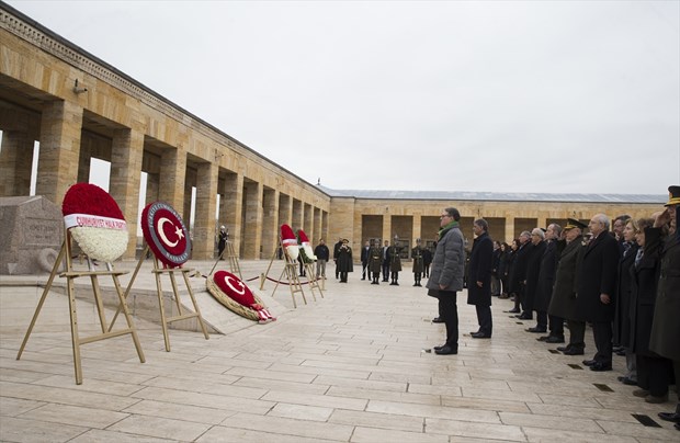 Cumhurbaşkanı İsmet İnönü, ölümünün 43. yılında Anıtkabir'deki mezarı başında törenle anıldı. ,L3dFs7pKkE2Yf2xg5itZmg