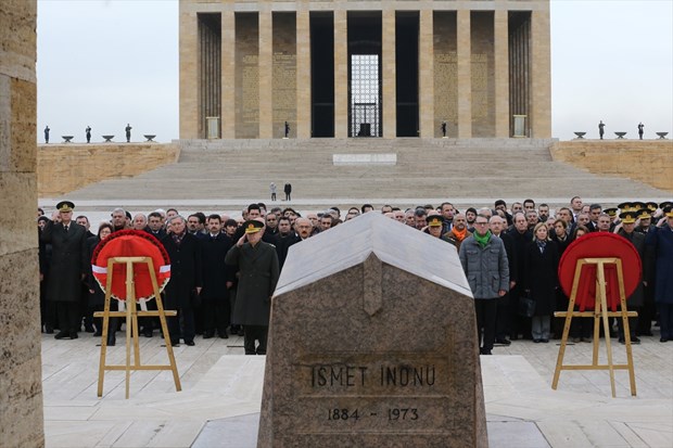 Cumhurbaşkanı İsmet İnönü, ölümünün 43. yılında Anıtkabir'deki mezarı başında törenle anıldı. ,VW7zB_DkjkKKkeH-57ASLA