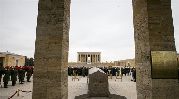 Cumhurbaşkanı İsmet İnönü, ölümünün 43. yılında Anıtkabir'deki mezarı başında törenle anıldı. ,bJ2KDtDMdkqY43rrYHS9jA