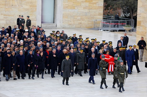 Cumhurbaşkanı İsmet İnönü, ölümünün 43. yılında Anıtkabir'deki mezarı başında törenle anıldı. ,g8lOGkHhSkW-OubkEDSpXg