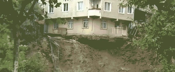 http://cdn1.ntv.com.tr/gorsel/turkiye/istanbul-sutlucede-canli-yayinda-bina-boyle-coktu-insaat-kazisi,yGt_8skBZEix4JIo5mae9Q.gif?v=20180724092007966&width=940&height=310&mode=crop&scale=both&meta=panoramic&quality=90