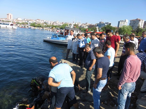 İstanbul Kartal'da, tekneye binmek isterken denize düşen 16 yaşındaki Muhammed Karakaya boğularak can verdi. ,Ql2pBs-noUypbhmCQODwfQ