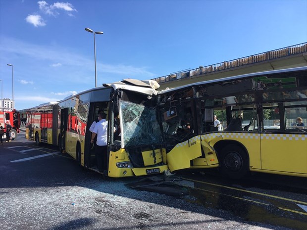 Söğütlüçeşme metrobüs durağında, iki metrobüsün kafa kafaya çarpışması sonucu bazı yolcular yaralandı. ,0Hf6St12IECOtGEIMLbklg