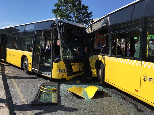 Söğütlüçeşme metrobüs durağında, iki metrobüsün kafa kafaya çarpışması sonucu bazı yolcular yaralandı. ,C_cjm0ow-Em3um5v95Wt1Q