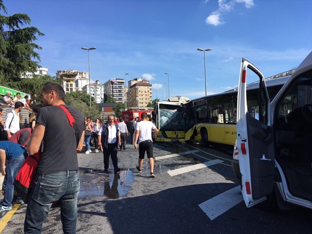 Söğütlüçeşme metrobüs durağında, iki metrobüsün kafa kafaya çarpışması sonucu bazı yolcular yaralandı. ,GyRPXxBE3UiyzD8mZ58LrA