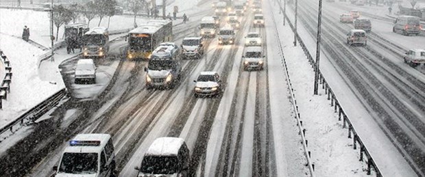 İstanbul'da kar yeniden başladı İstanbul'da kar yeniden başladı