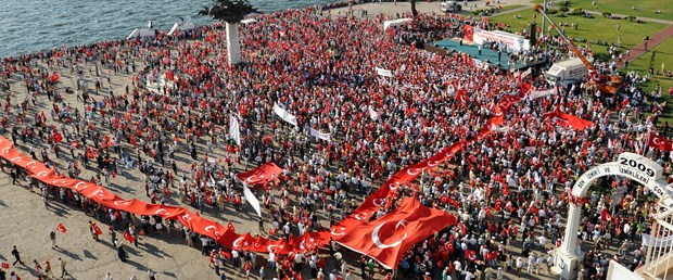 İzmir'de coşkulu miting, düşük katılım