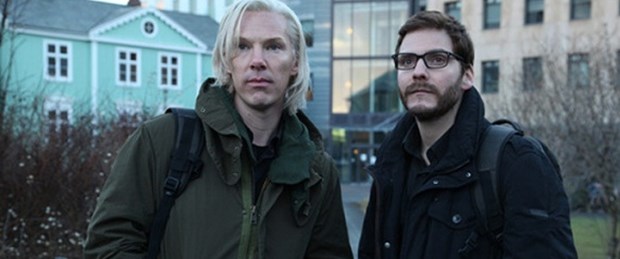 Julian Assange perdede göründü