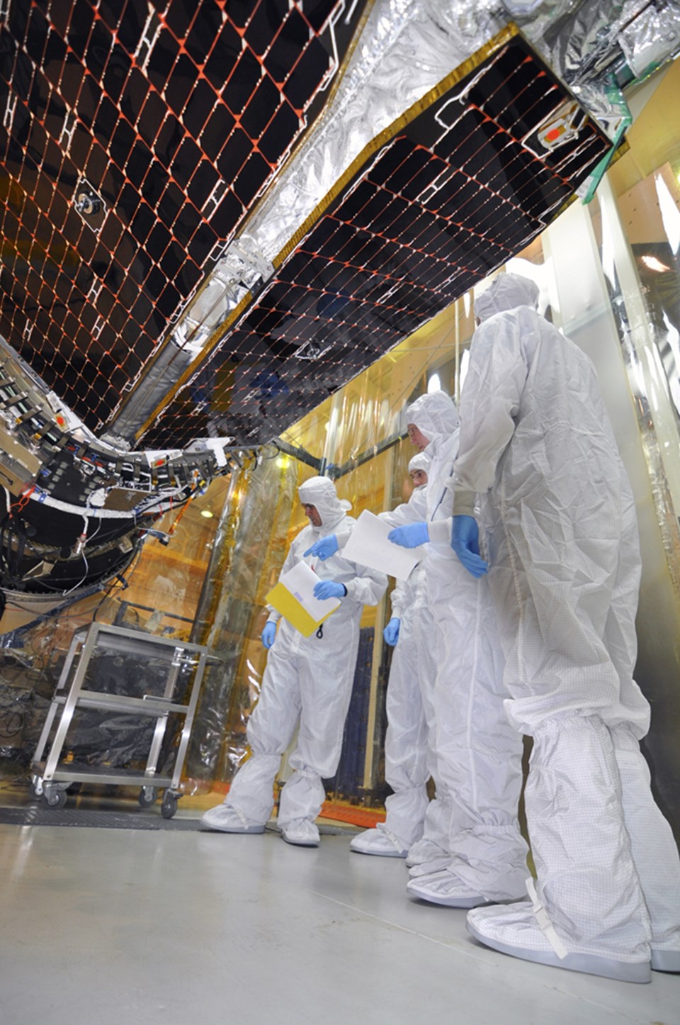 Teknisyenler, NuSTAR teleskopuna, Orbital Sciences Pegasus XL roketini monte ediyor.