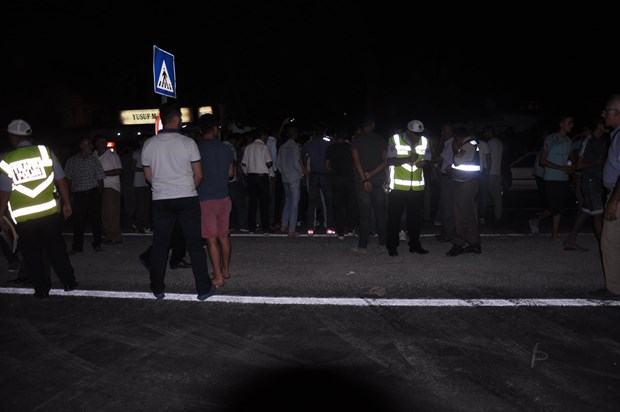 Karayolunu 2 saat trafiğe kapattılar ile ilgili görsel sonucu