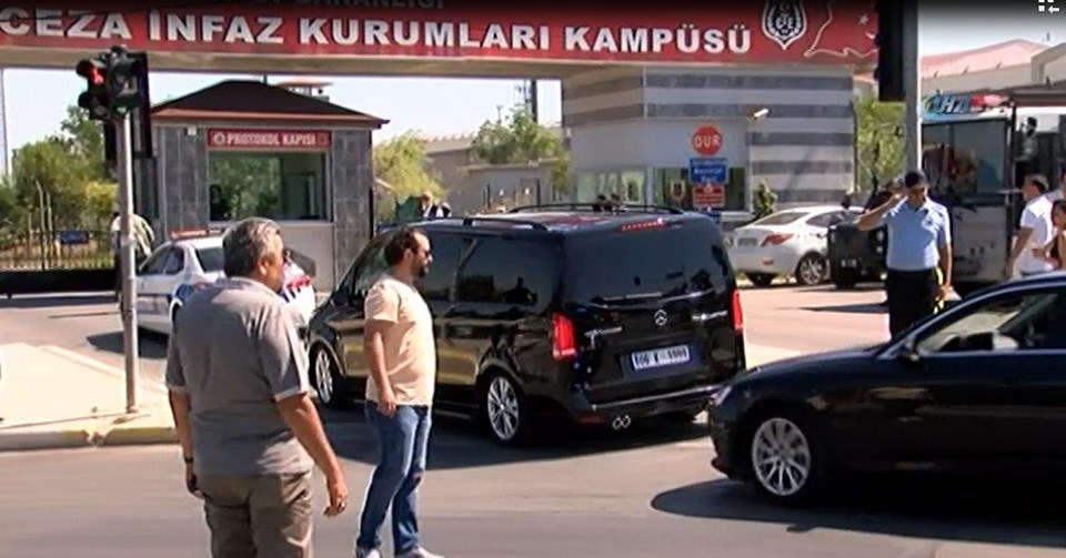Kılıçdaroğlu'nun içinde bulunduğu araç, saat 10.50'de cezaevi kampüsüne giriş yaptı