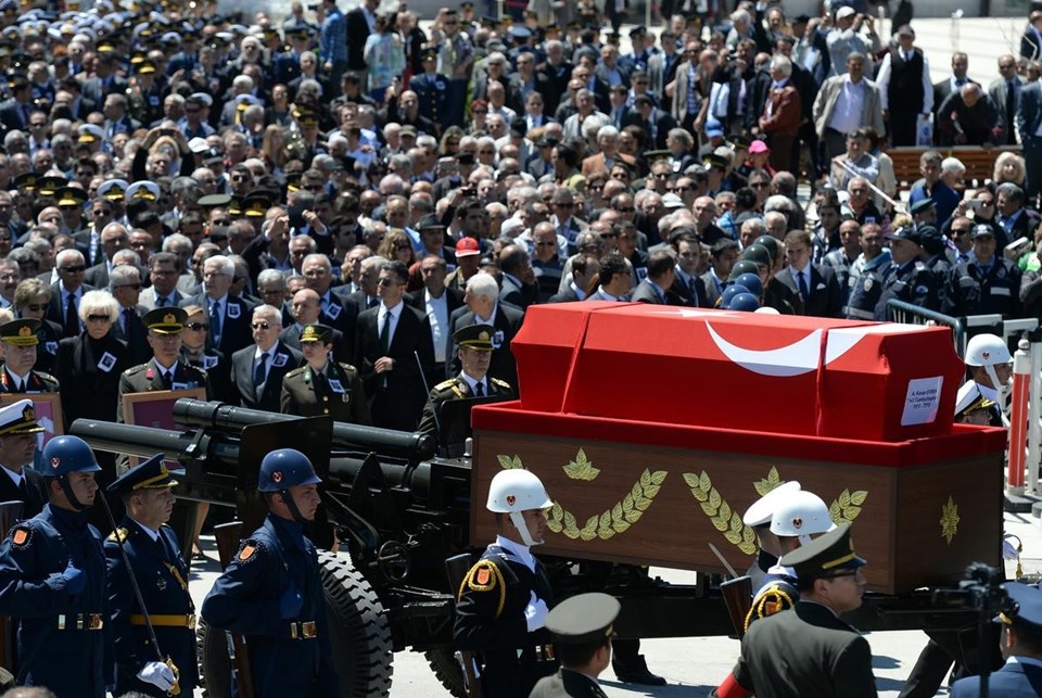 Eski MHP'li Yılma Durak'ın yakını iki kadın, Kenan Evren'i protesto etti.
