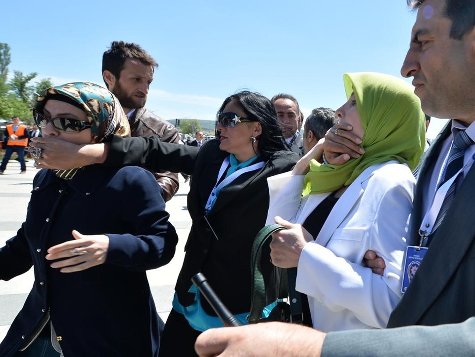 Protestocular, "Hakkımızı helal etmiyoruz" diye bağırdı. Bu sırada bir görevli, kadınların ağzını kapatmaya çalıştı.