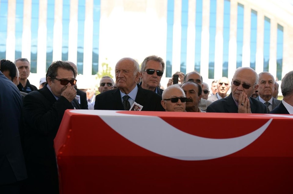 Protestocu kadınlar bölgeden uzaklaştırıldı.